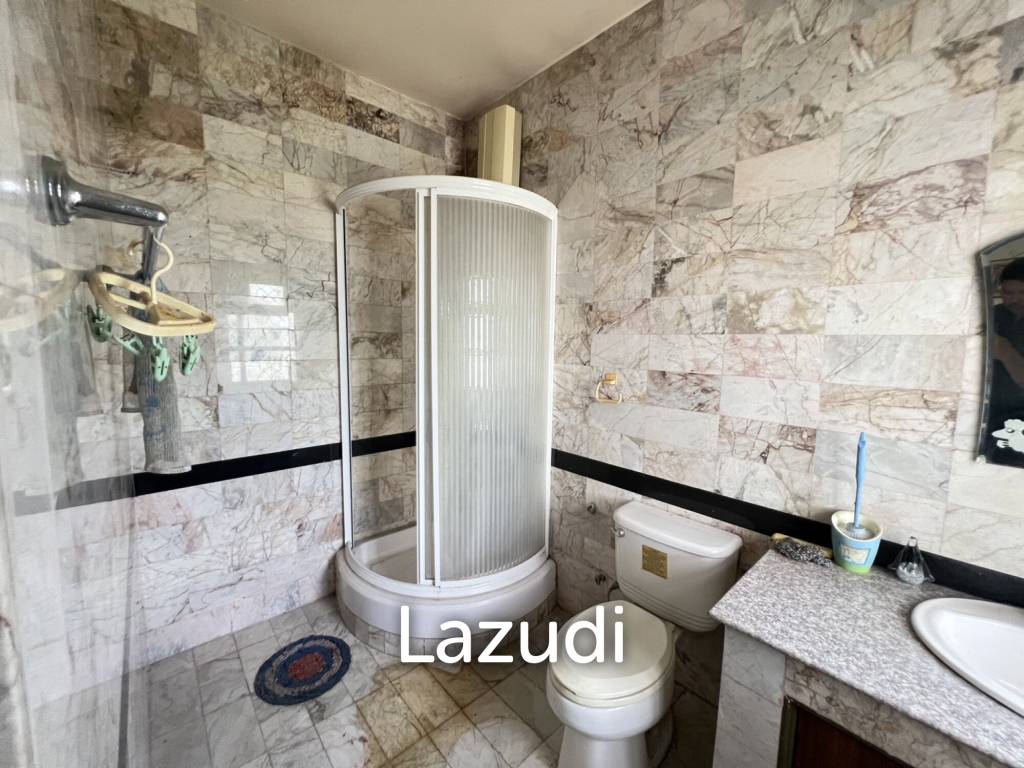 2 Storey House with 6 bedrooms next to main road at Tha Sut