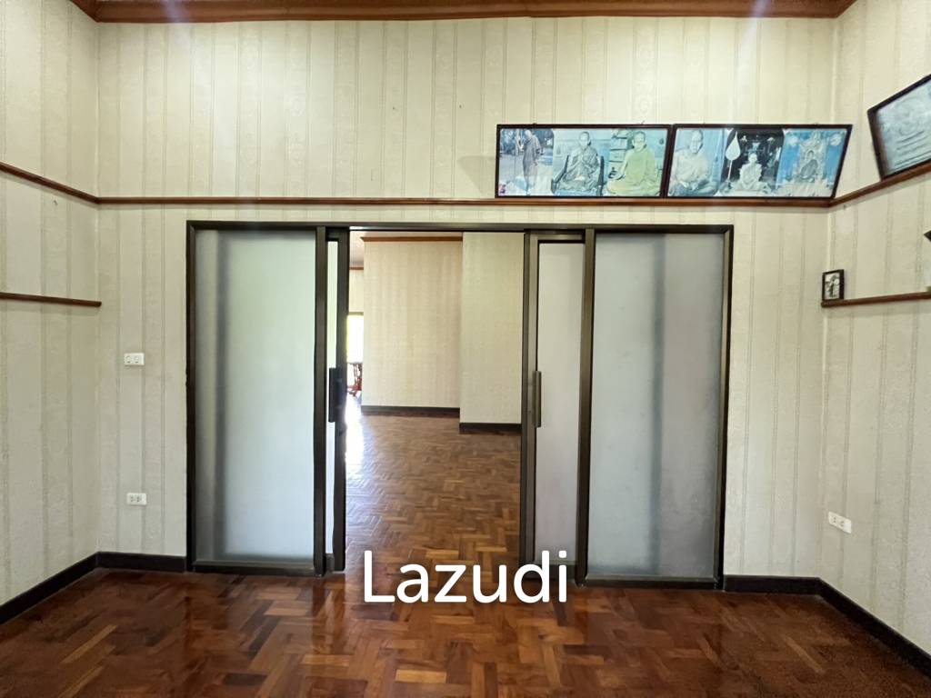 2 Storey House with 6 bedrooms next to main road at Tha Sut