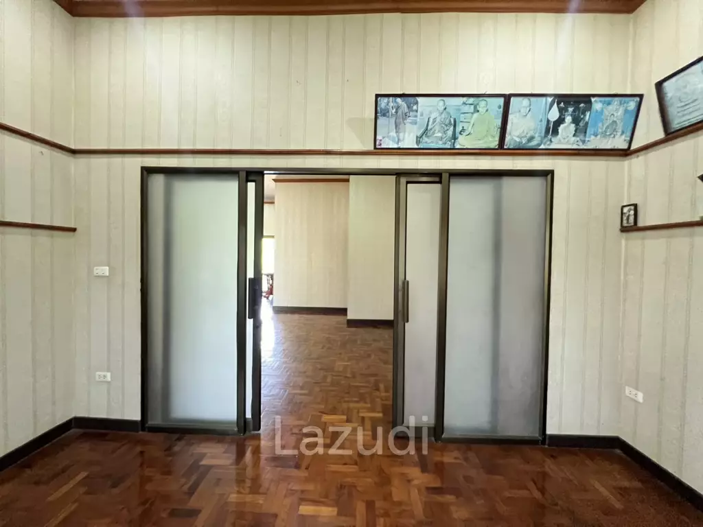 2 Storey House with 6 bedrooms next to main road at Tha Sut
