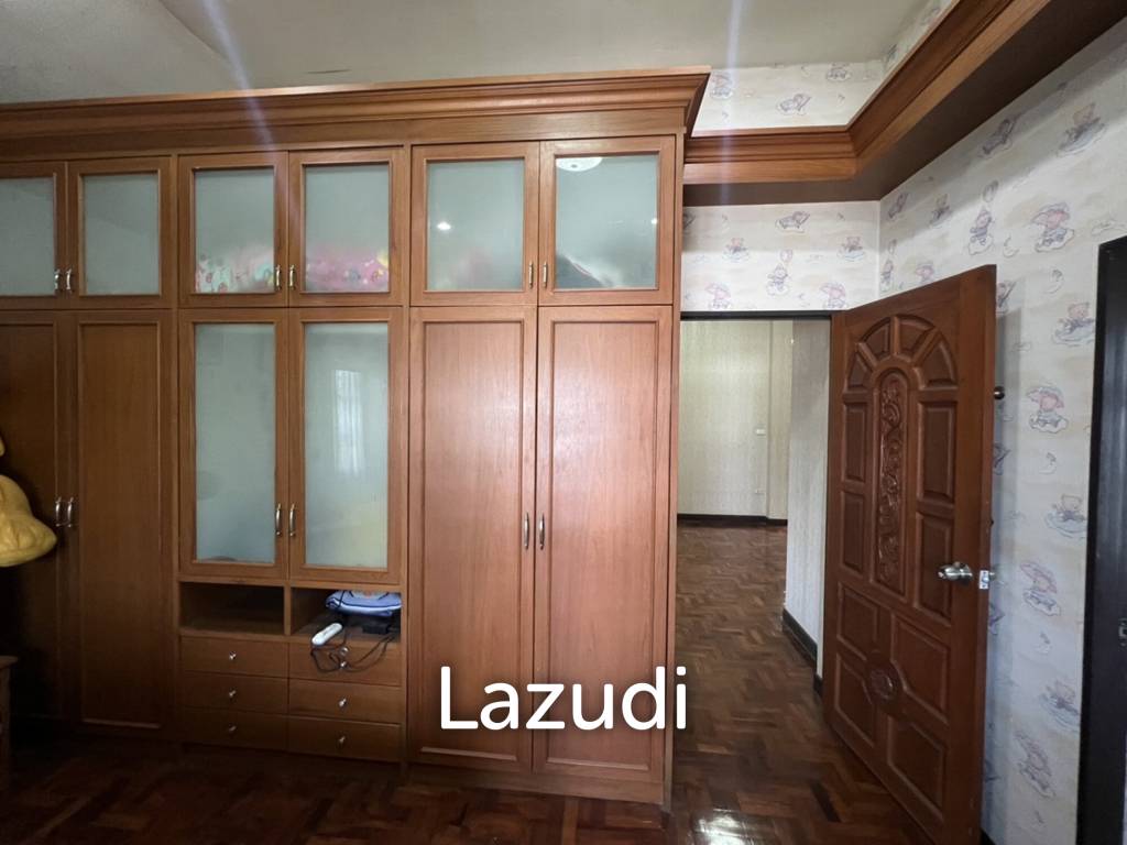 2 Storey House with 6 bedrooms next to main road at Tha Sut