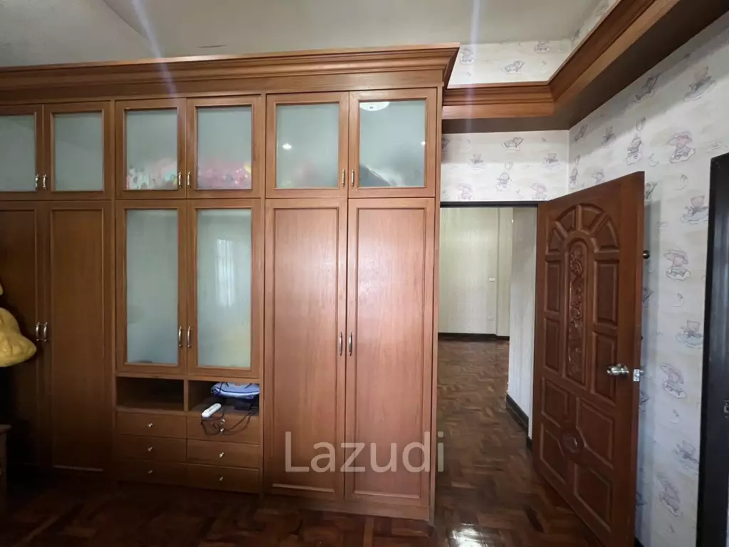 2 Storey House with 6 bedrooms next to main road at Tha Sut
