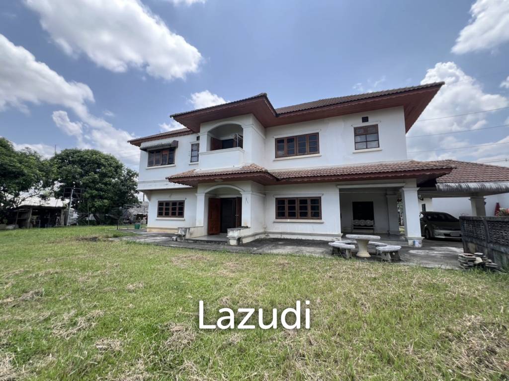 2 Storey House with 6 bedrooms next to main road at Tha Sut