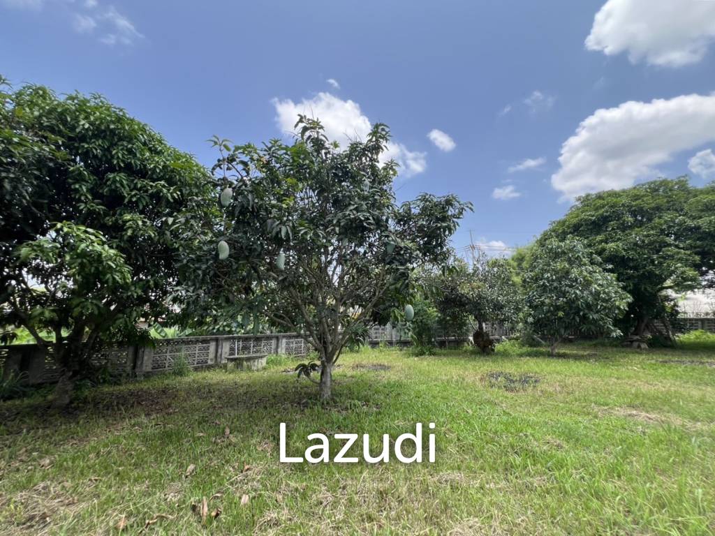 2 Storey House with 6 bedrooms next to main road at Tha Sut