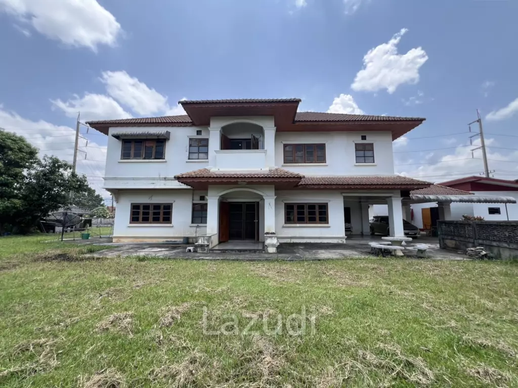 2 Storey House with 6 bedrooms next to main road at Tha Sut