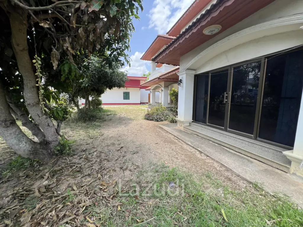 2 Storey House with 6 bedrooms next to main road at Tha Sut