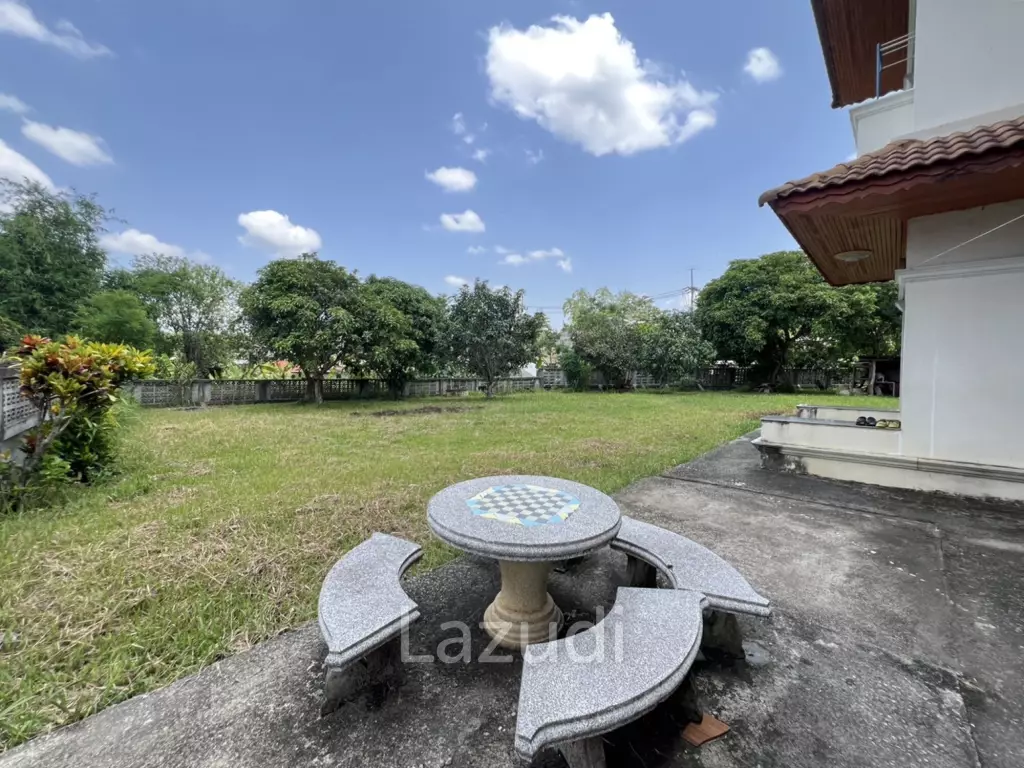 2 Storey House with 6 bedrooms next to main road at Tha Sut
