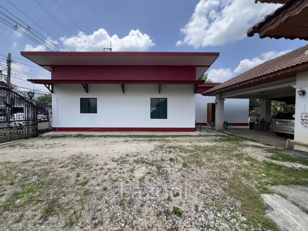 2 Storey House with 6 bedrooms next to main road at Tha Sut