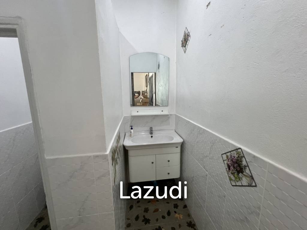 2 Storey House with 6 bedrooms next to main road at Tha Sut
