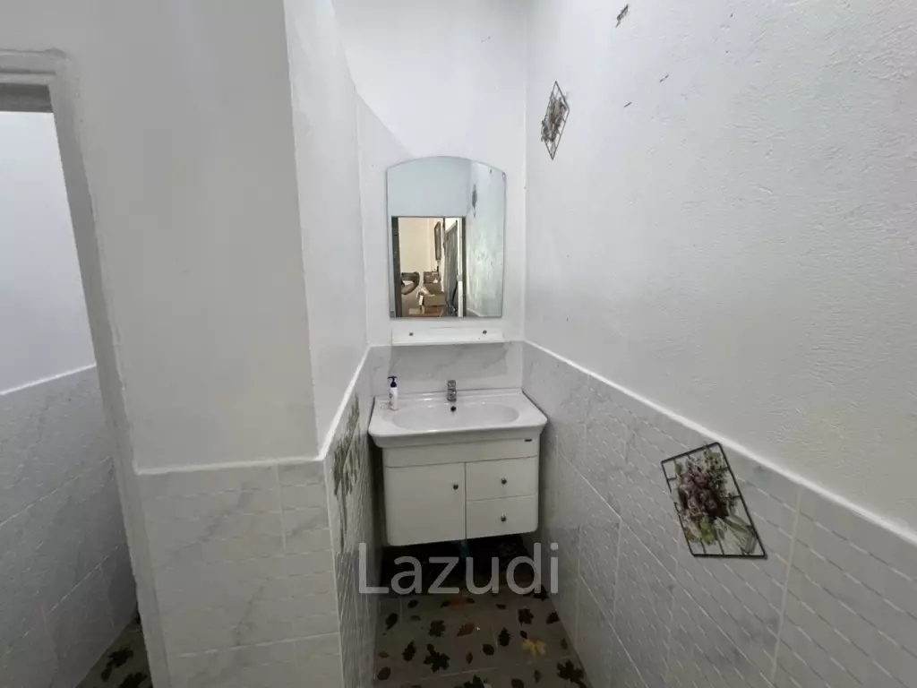 2 Storey House with 6 bedrooms next to main road at Tha Sut
