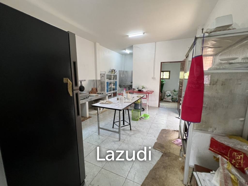 2 Storey House with 6 bedrooms next to main road at Tha Sut