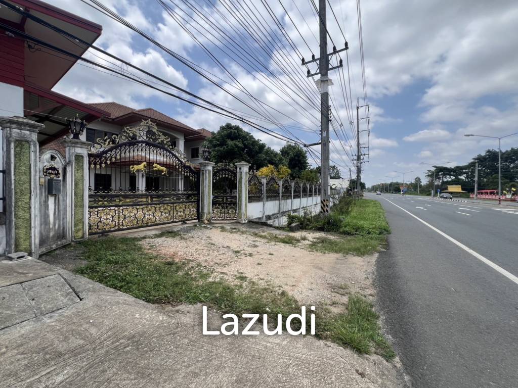 2 Storey House with 6 bedrooms next to main road at Tha Sut
