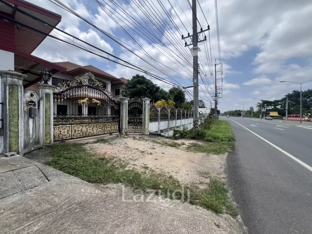 2 Storey House with 6 bedrooms next to main road at Tha Sut