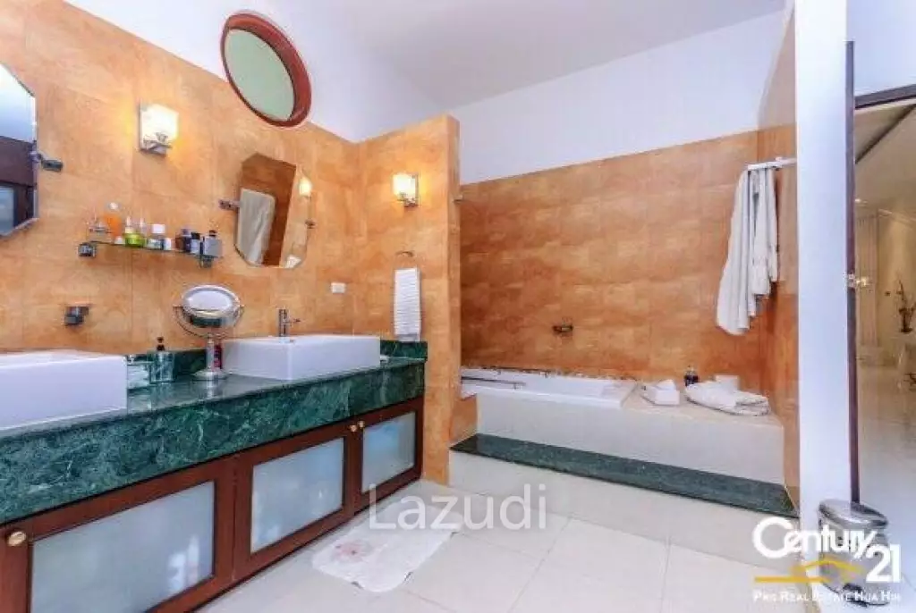 PALM HILLS HOMES : Luxury 3 bed Pool Villa On Golf Course