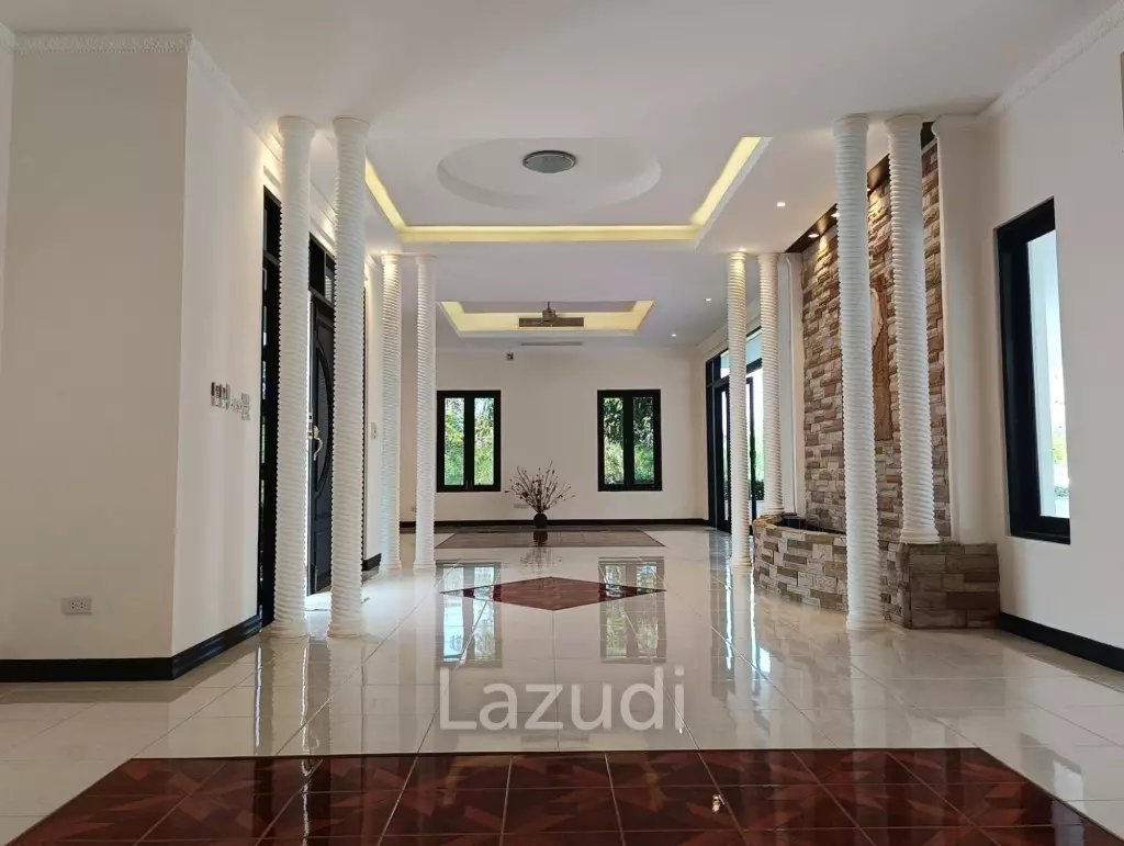 PALM HILLS HOMES : Luxury 3 bed Pool Villa On Golf Course