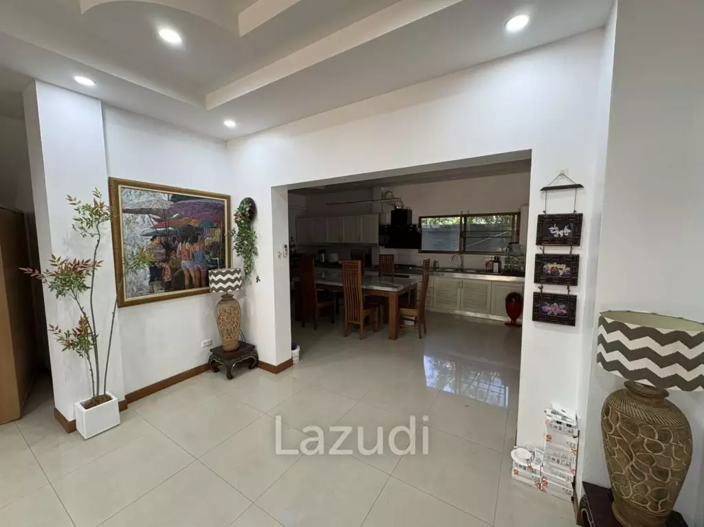 Grand 6-Bedroom Private Pool Villa for Rent in Jomtien