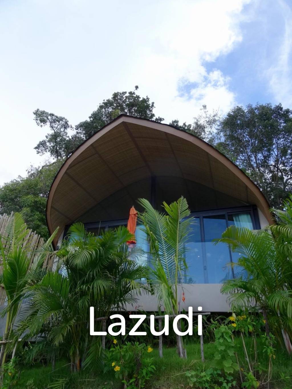 Cottage-Style Hillside Residence for Sale Overlooking Naka Bay