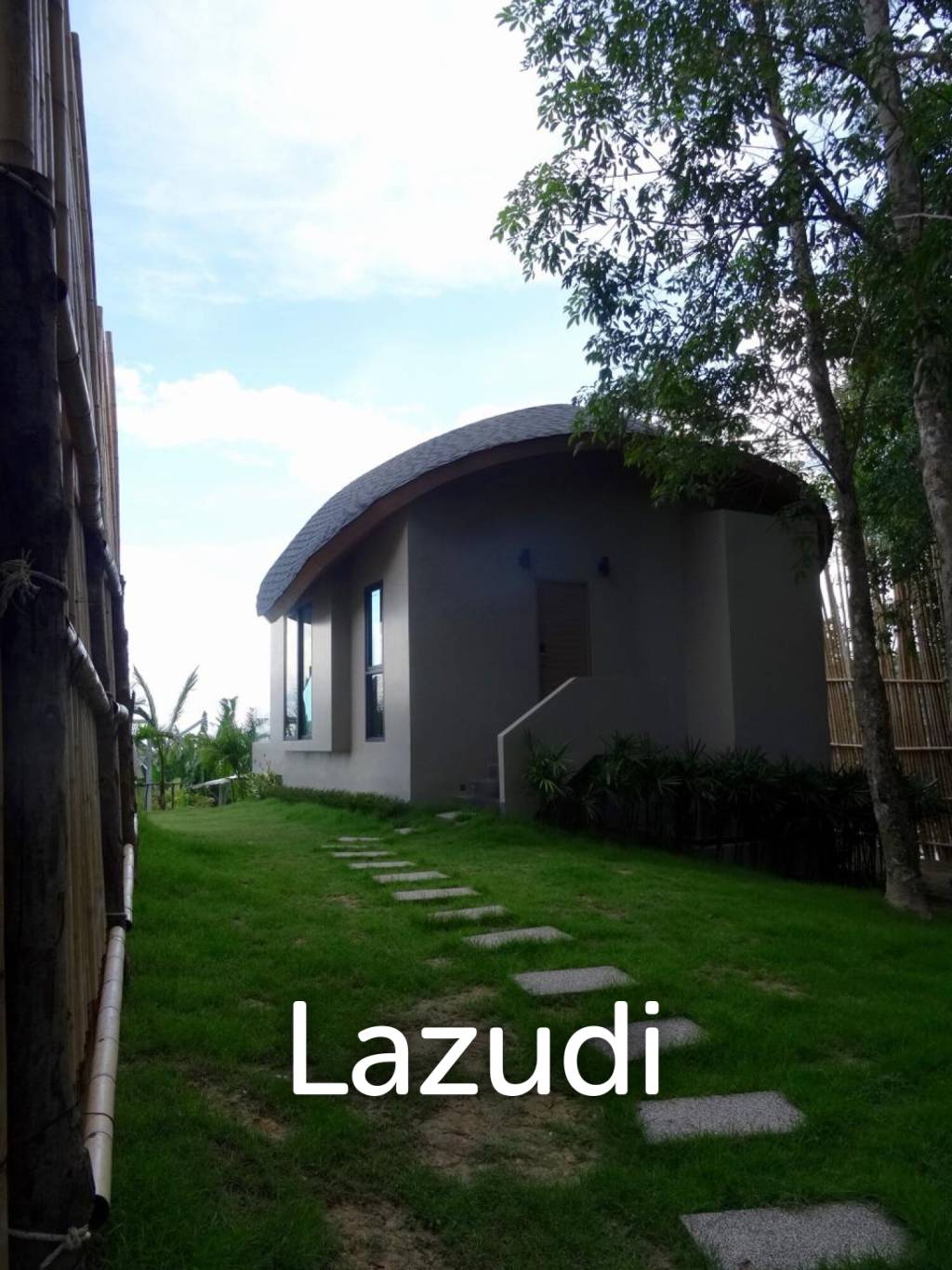 Cottage-Style Hillside Residence for Sale Overlooking Naka Bay