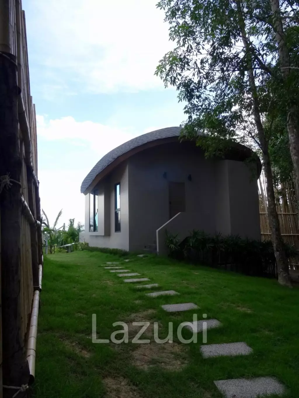 Cottage-Style Hillside Residence for Sale Overlooking Naka Bay