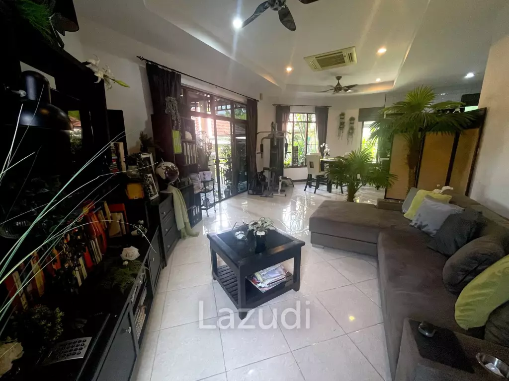 Near the sea / very well-maintained resort / tropical garden