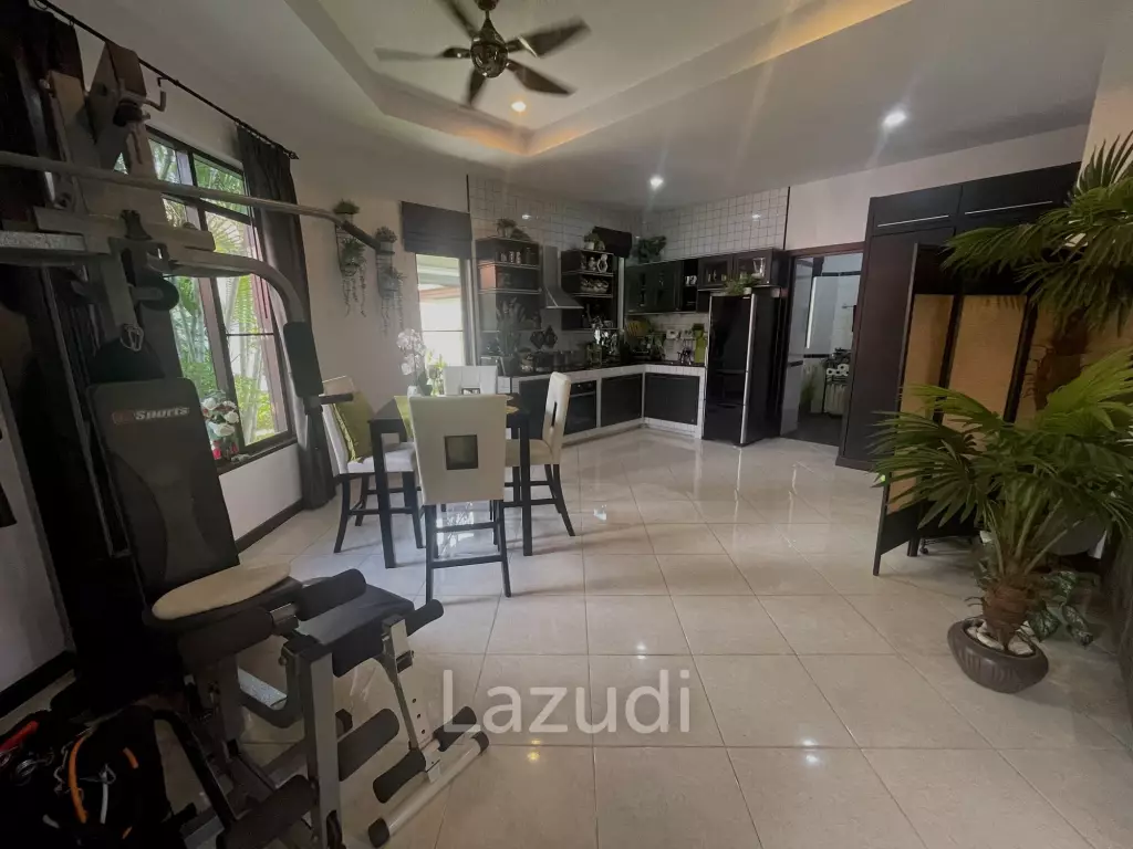 Near the sea / very well-maintained resort / tropical garden