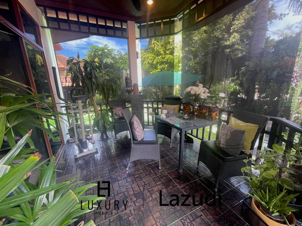 Near the sea / very well-maintained resort / tropical garden