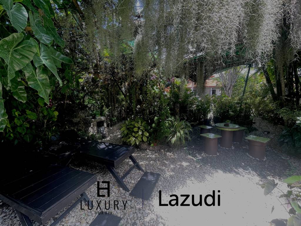 Near the sea / very well-maintained resort / tropical garden
