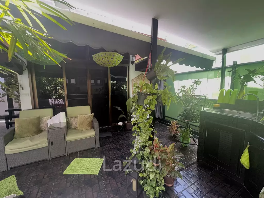Near the sea / very well-maintained resort / tropical garden
