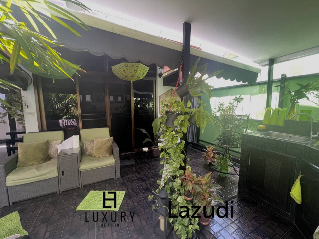 Near the sea / very well-maintained resort / tropical garden