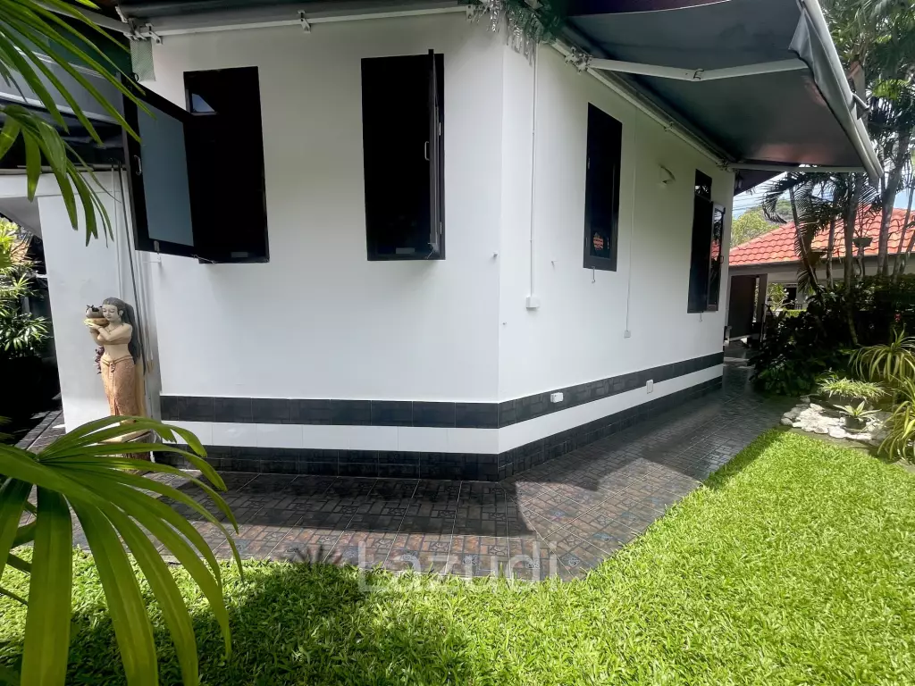 Near the sea / very well-maintained resort / tropical garden