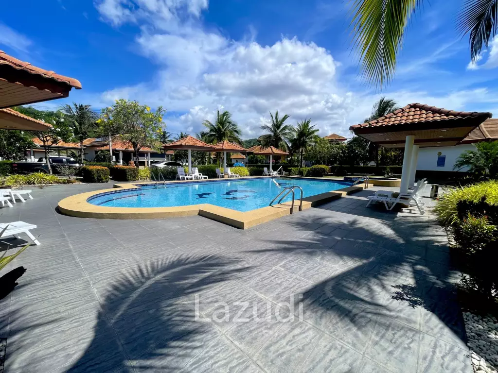 Near the sea / very well-maintained resort / tropical garden
