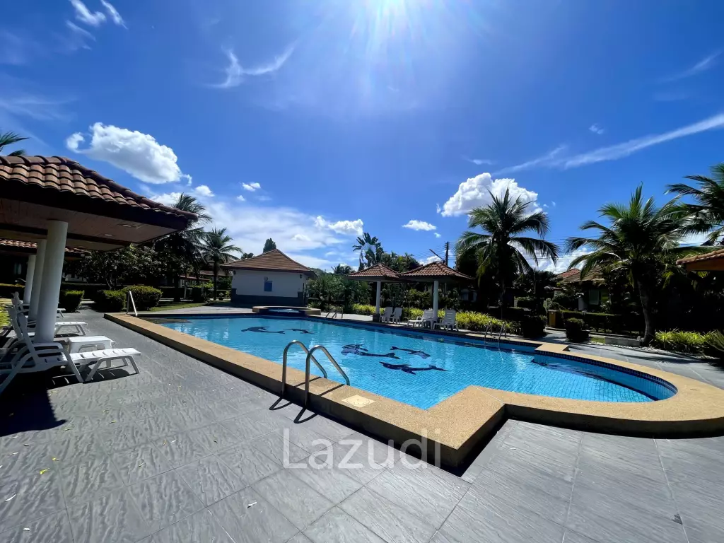 Near the sea / very well-maintained resort / tropical garden