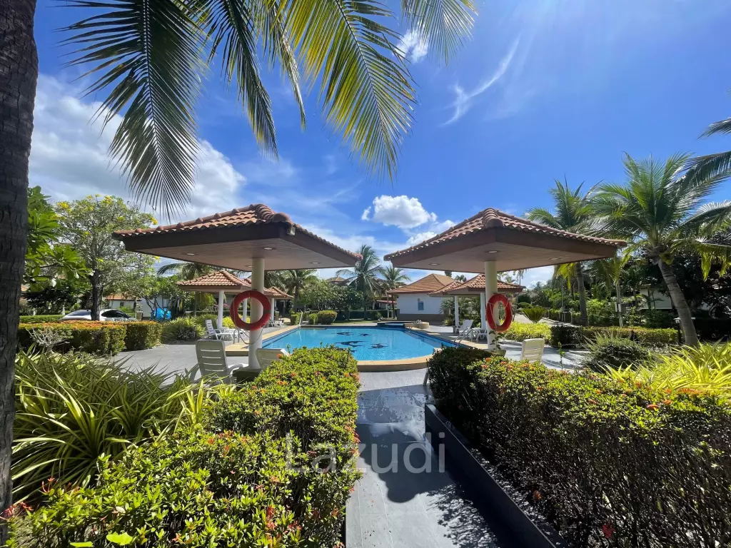 Near the sea / very well-maintained resort / tropical garden
