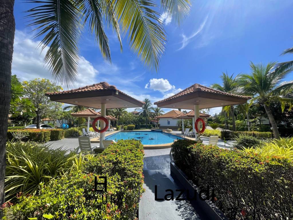 Near the sea / very well-maintained resort / tropical garden