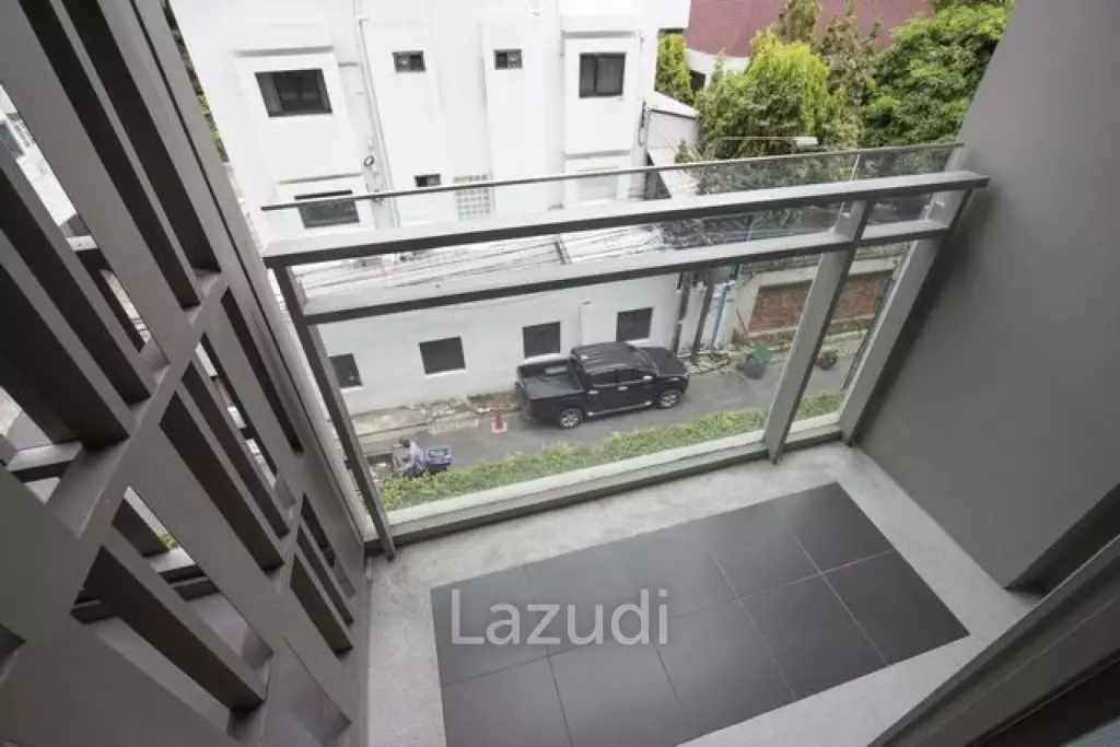 34 sqm 1 Bedroom Condo on 4th Floor at Via Botani Khlong Tan Nuea Bangkok
