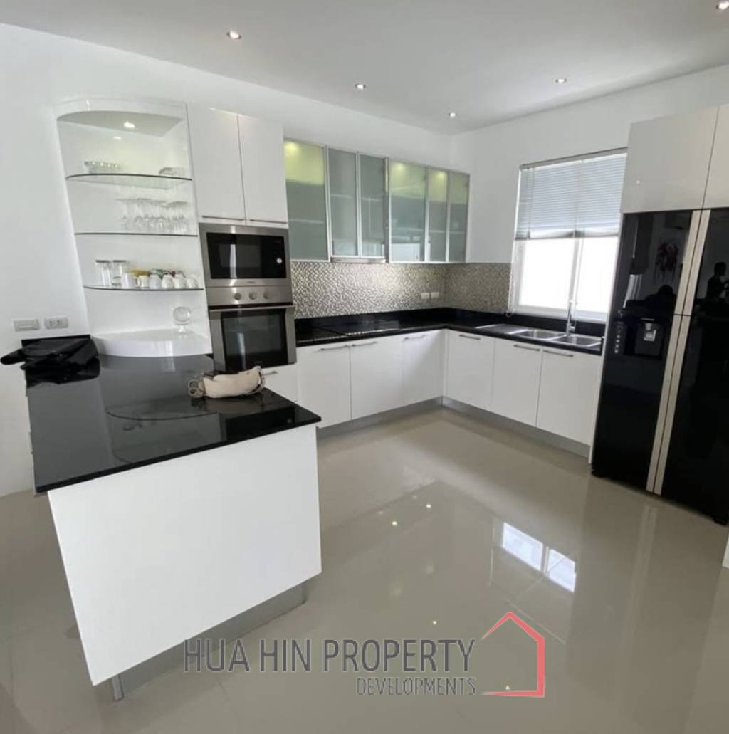 FALCON HILL  : 3 bed luxury pool villa