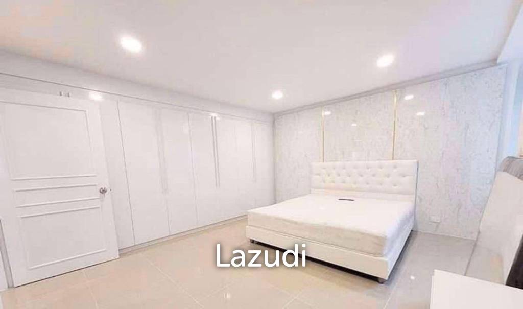 220 sqm condo on 12th floor in Khlong Toei Bangkok