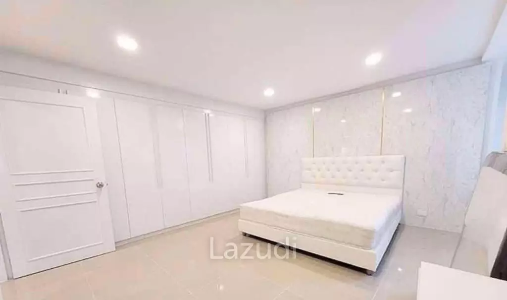 220 sqm condo on 12th floor in Khlong Toei Bangkok