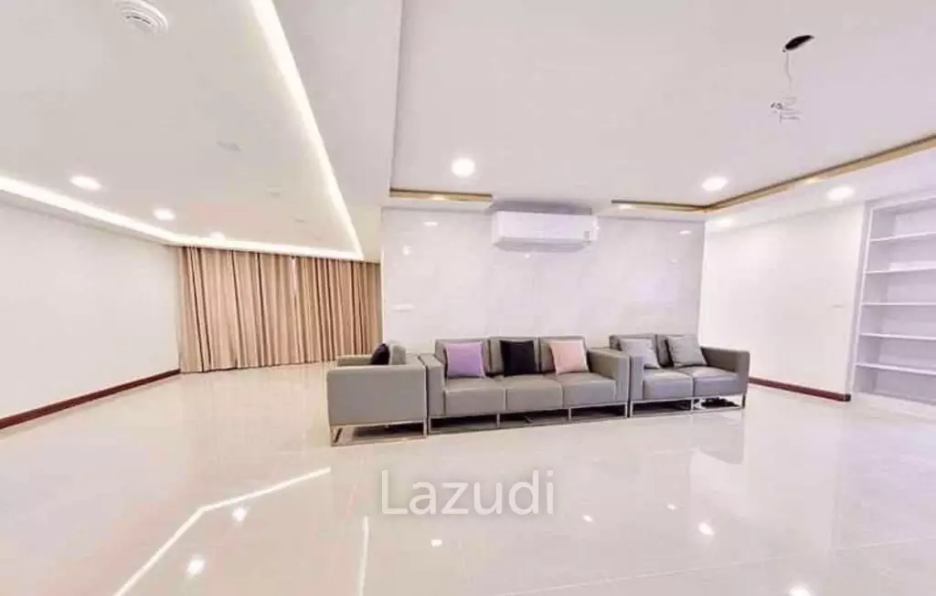 220 sqm condo on 12th floor in Khlong Toei Bangkok