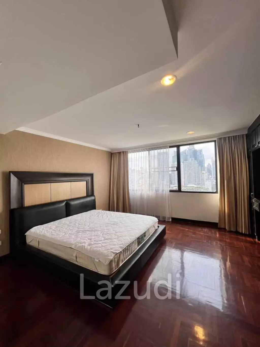 106 sqm high floor condo Lake Green Khlong Toei Bangkok