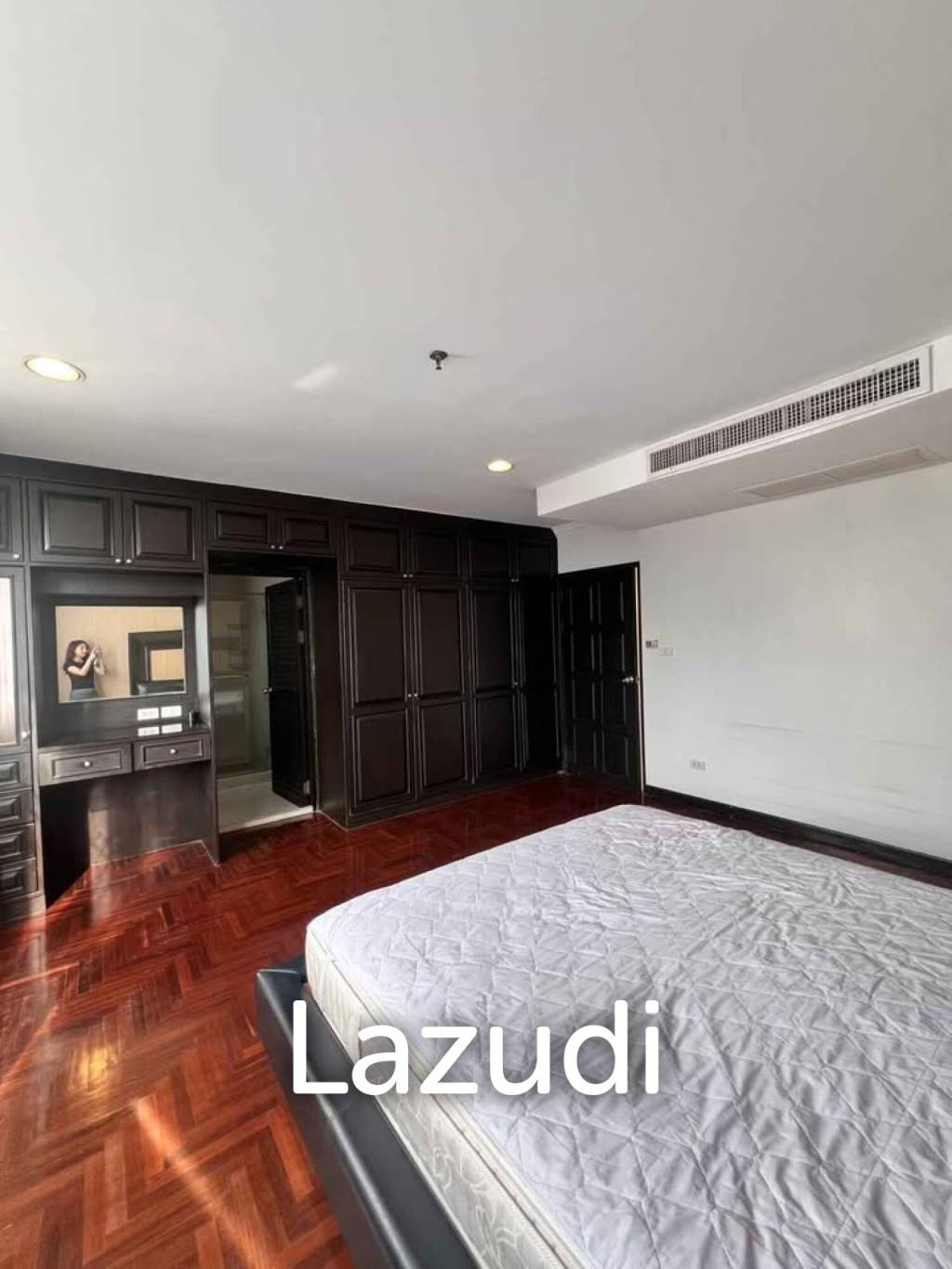 106 sqm high floor condo Lake Green Khlong Toei Bangkok
