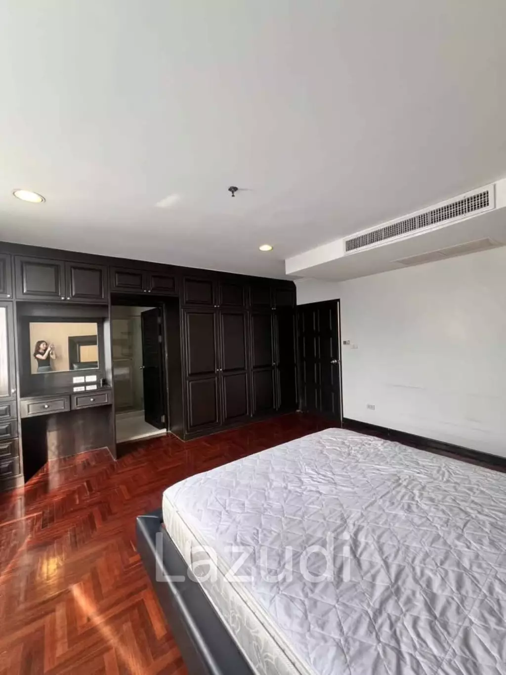 106 sqm high floor condo Lake Green Khlong Toei Bangkok
