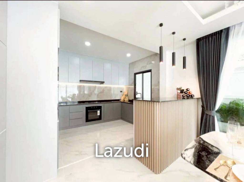 Newly Renovated 2-Storey Pool Villa for Sale at Eakmongkol