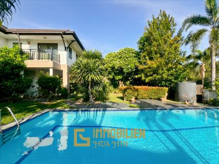 The Heights 2: 4-BR Villa with Pool and Garden