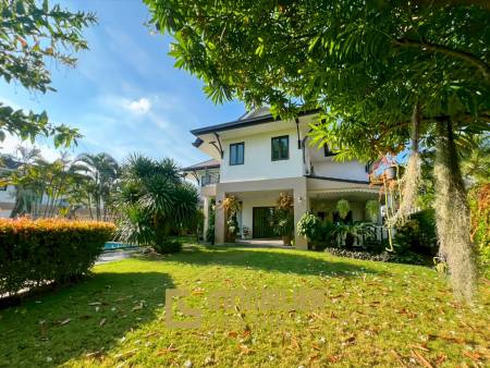 The Heights 2: 4-BR Villa with Pool and Garden