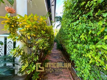 The Heights 2: 4-BR Villa with Pool and Garden