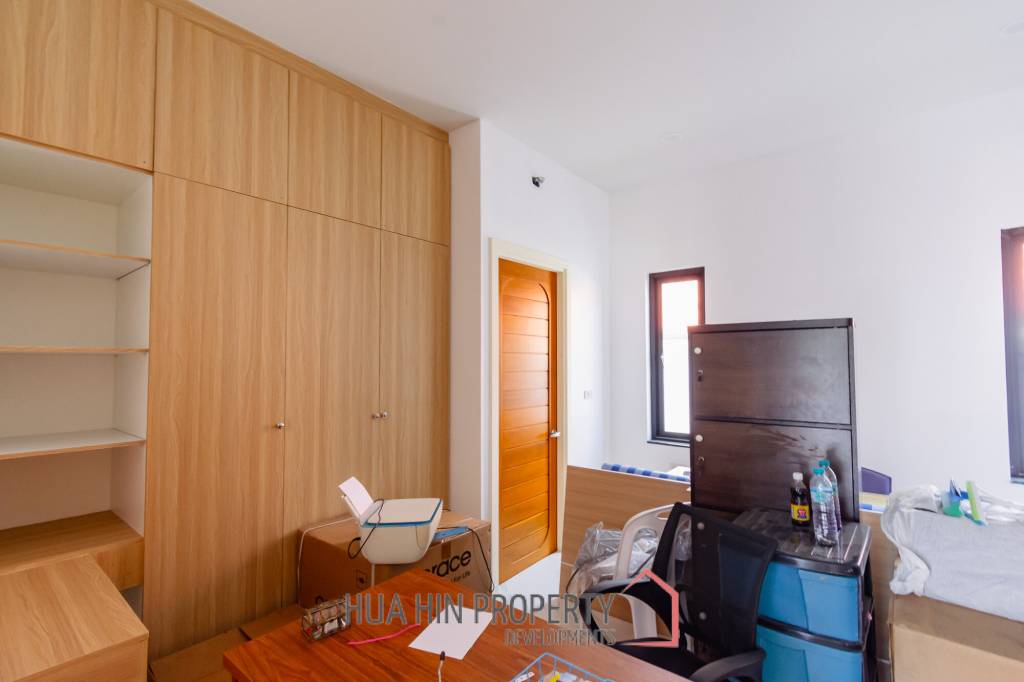 293 sqm modern pool villa in Cha-Am Blue Sky project