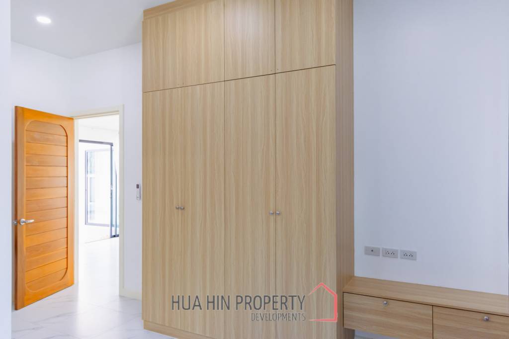 293 sqm modern pool villa in Cha-Am Blue Sky project