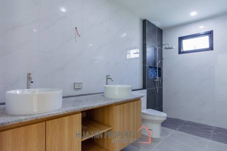 293 sqm modern pool villa in Cha-Am Blue Sky project
