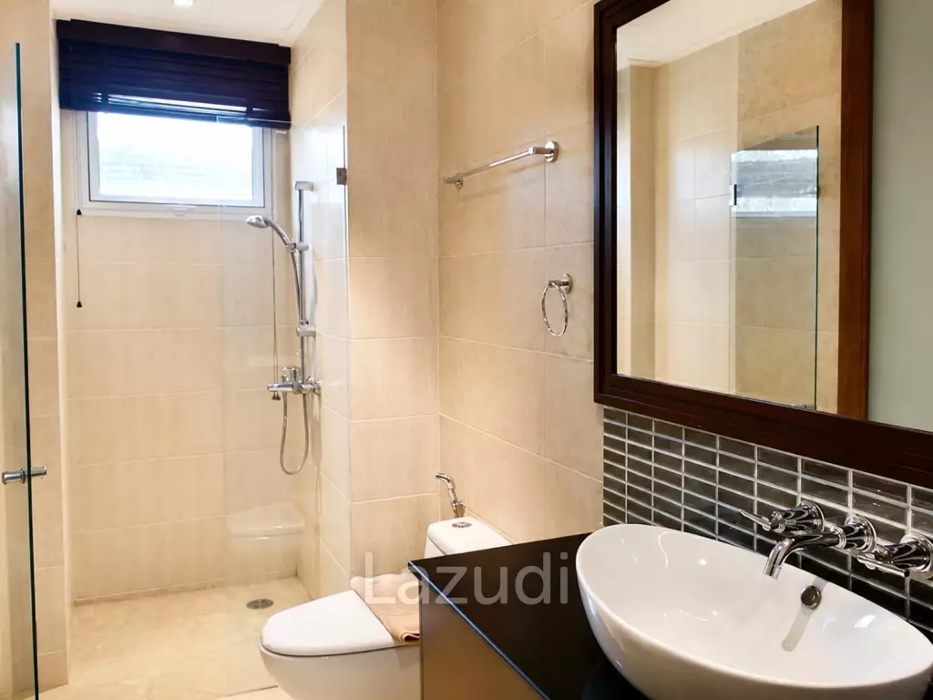 BLUE LAGOON : 2 Bed Pool Access Condo near the beach