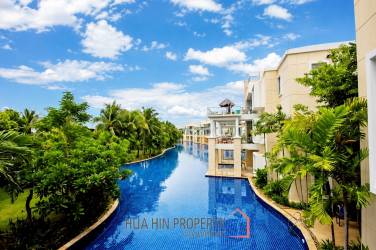 BLUE LAGOON : 2 Bed Pool Access Condo near the beach